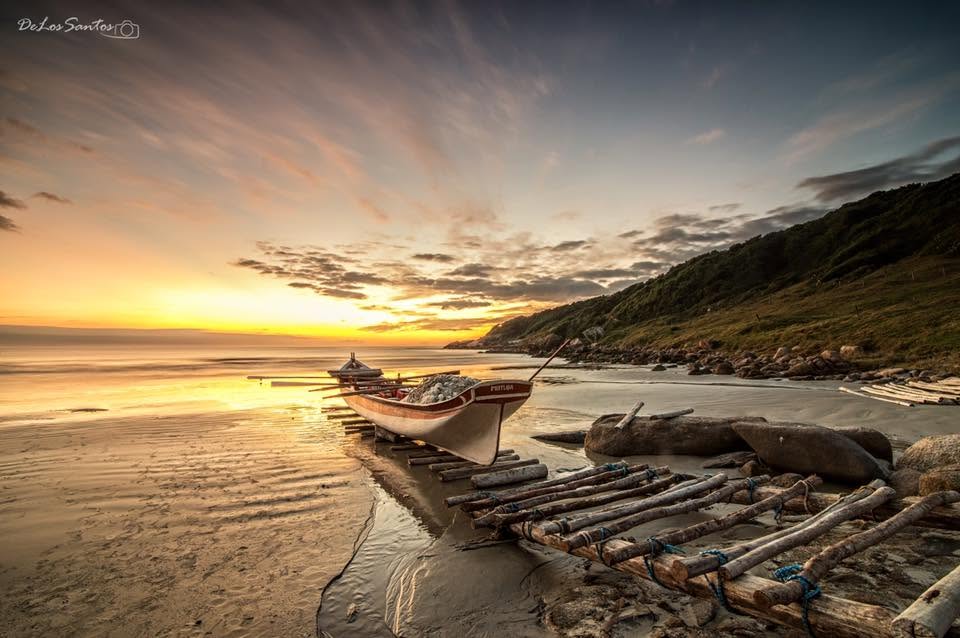 Barco de pesca ao entardecer