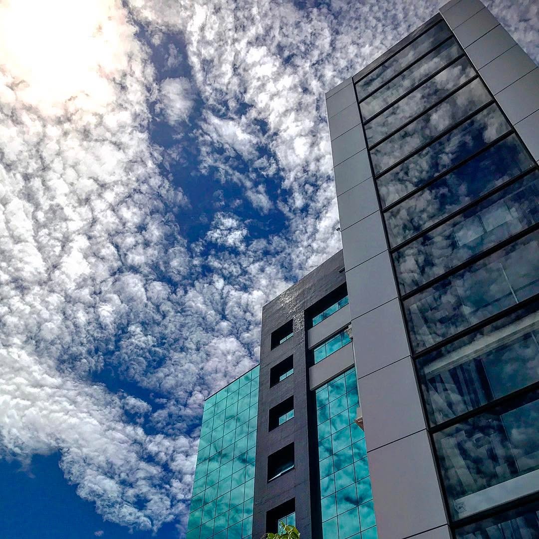 Fachada de prédio contra o céu