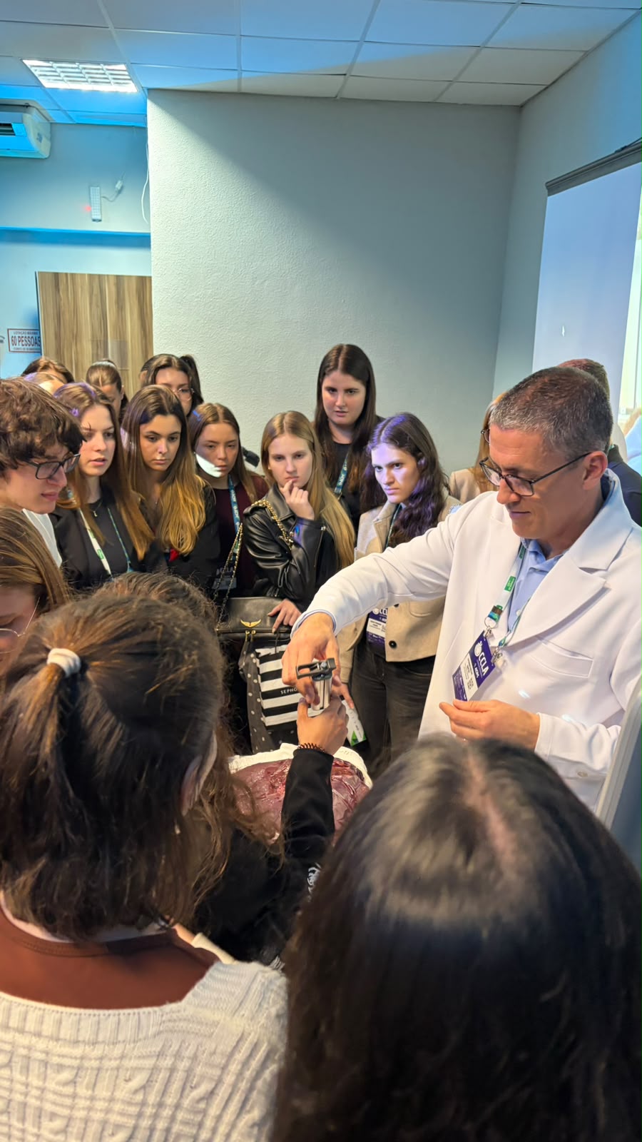 Dr. Ricardo demonstrando equipamento a um grupo de estudantes