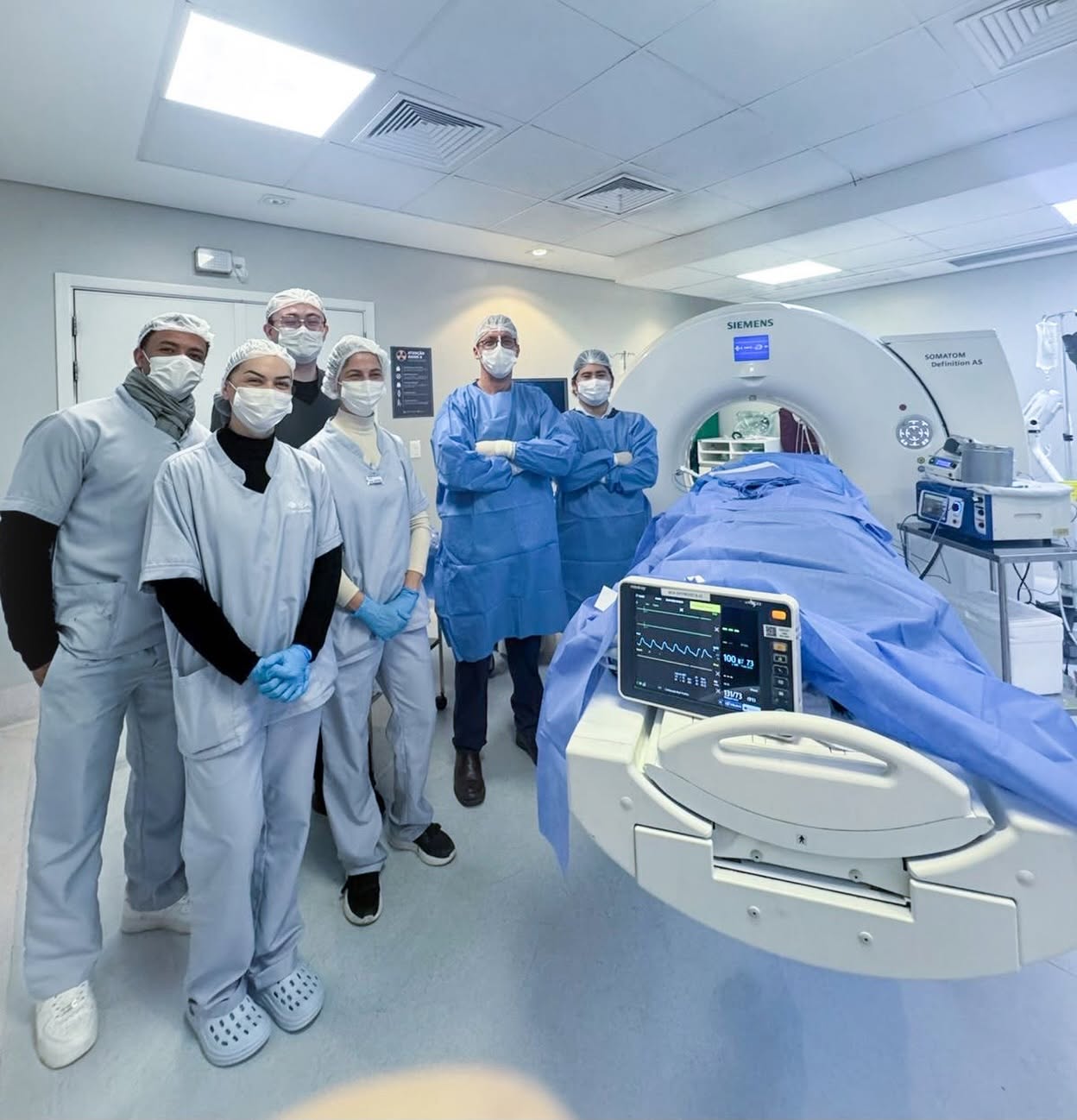 Equipe médica em sala de tomografia