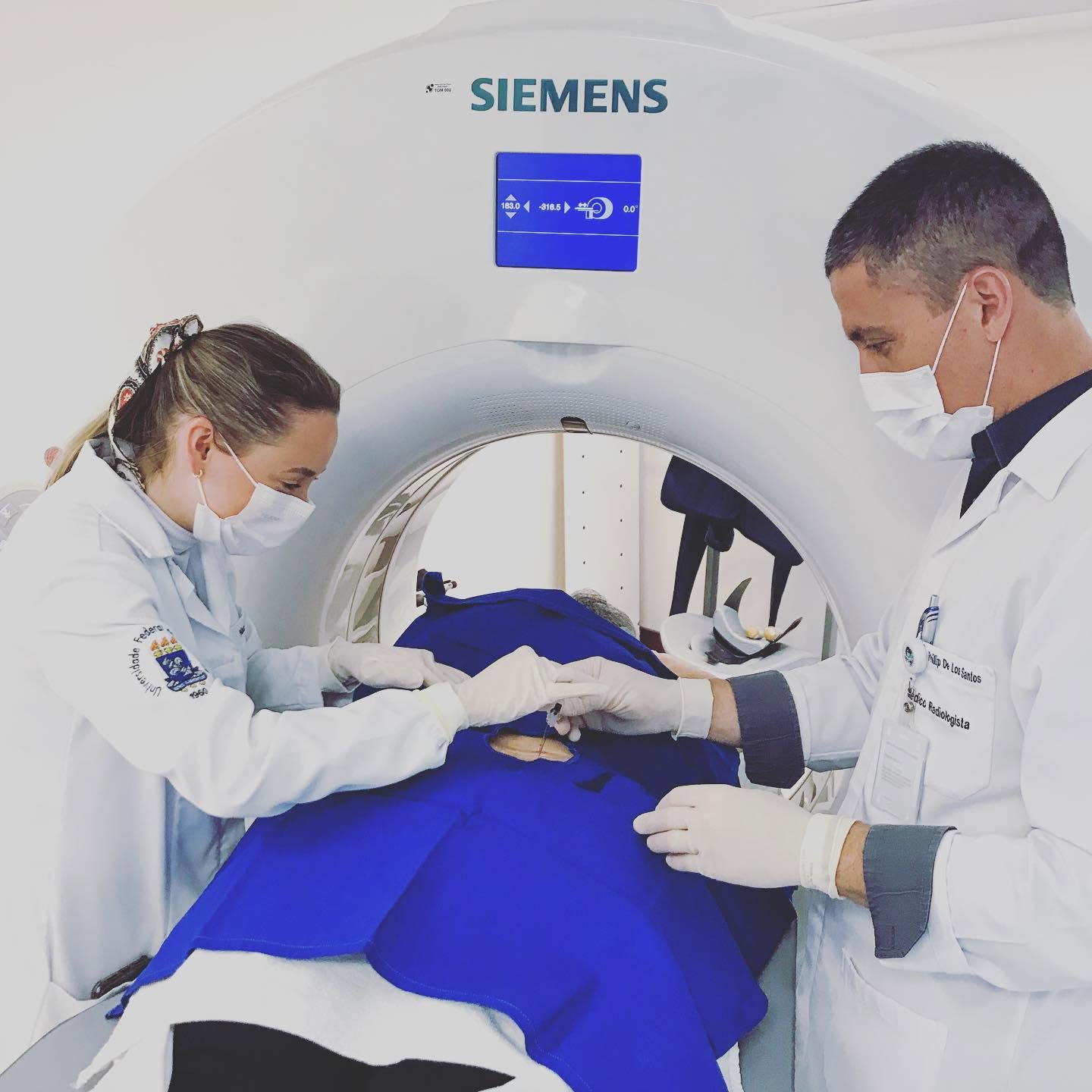 Procedimento guiado por tomografia com colega