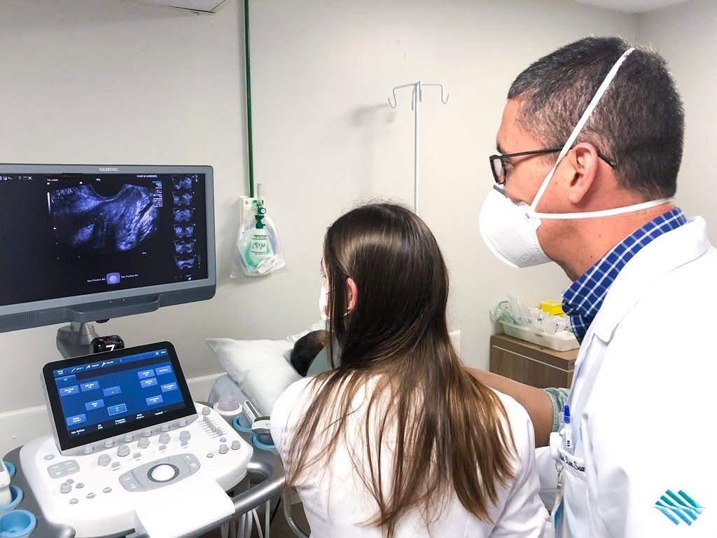 Consulta de ultrassom com paciente