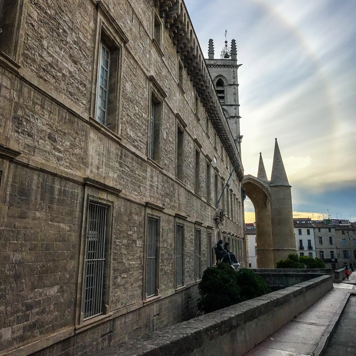 Fachada histórica da Faculdade de Medicina de Montpellier, ao lado da Catedral Saint-Pierre