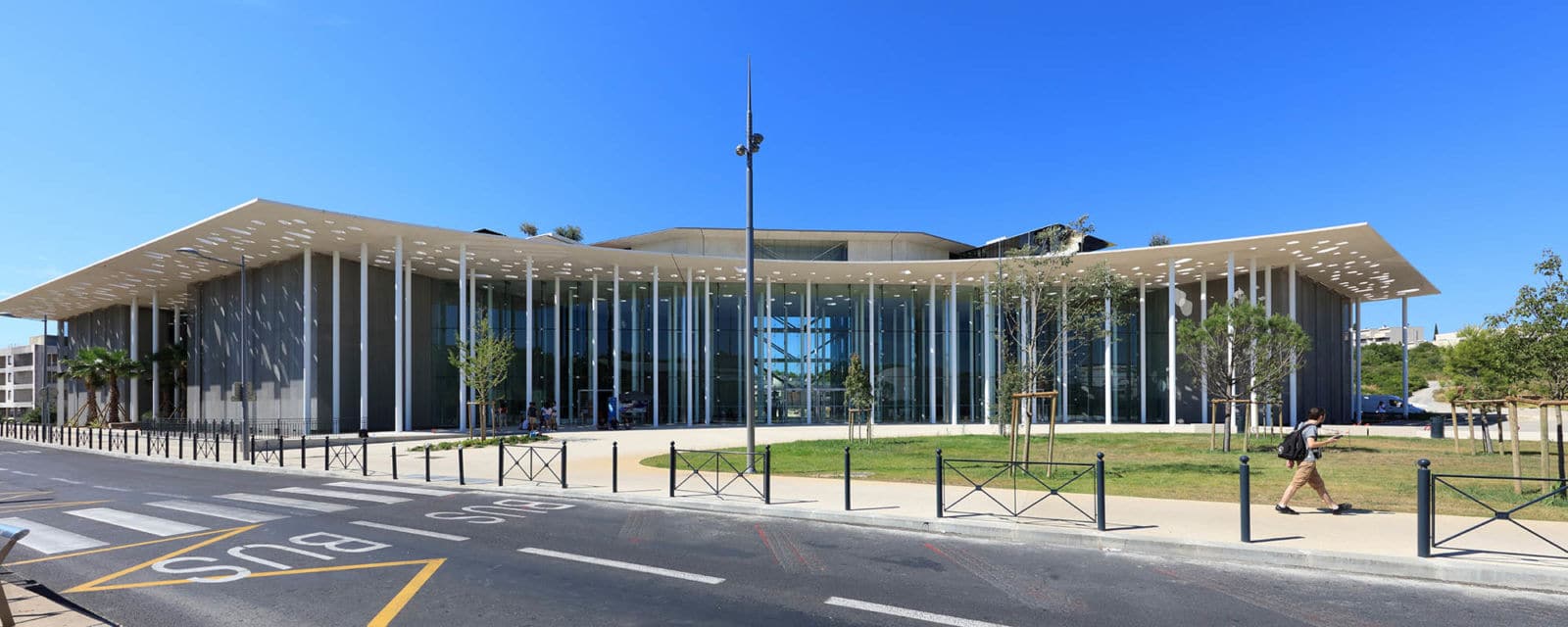 Fachada contemporânea da Faculdade de Medicina de Montpellier, no Campus Santé Arnaud de Villeneuve