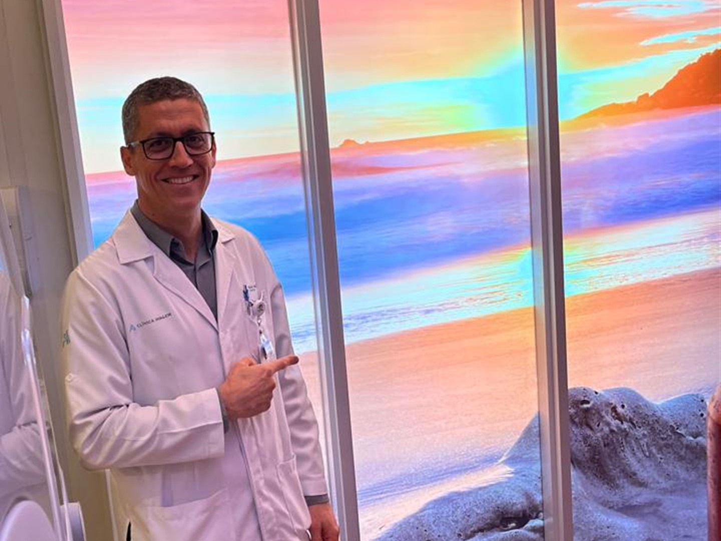 Dr. Ricardo Philippi de Los Santos, de jaleco, na sala de exames da Clínica Imagem